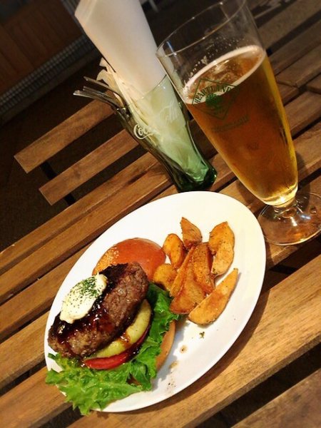 『BURGERS CAFE GRILL FUKUYOSHI』（バーガーズ カフェ グリル フクシマ）のハンバーガー