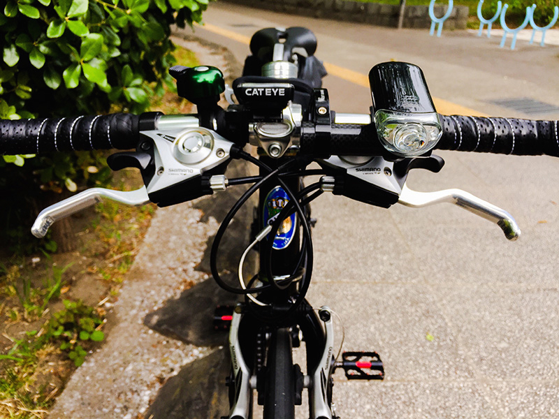 ブルホーンハンドルを装着したクロスバイク