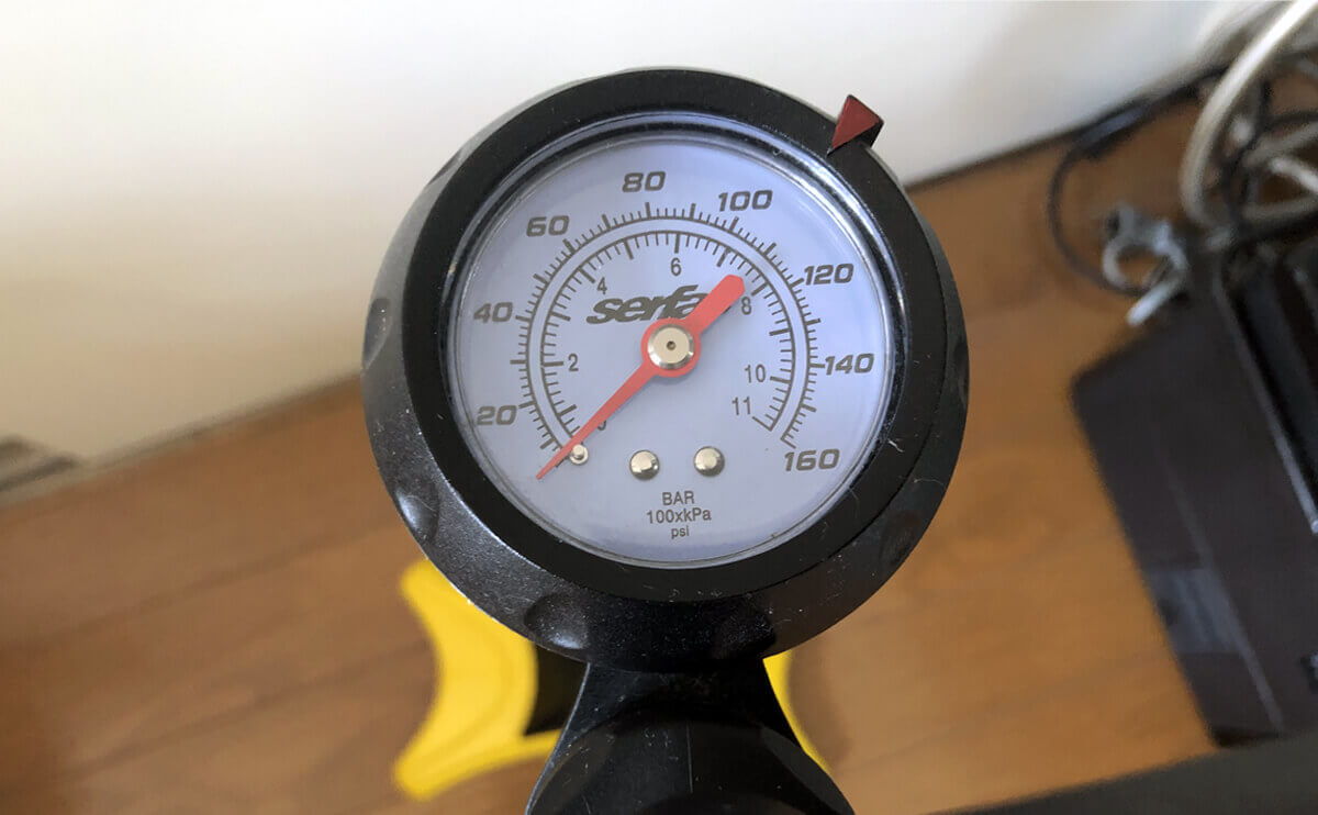 クロスバイク用の空気入れに付いている空気圧メーター
