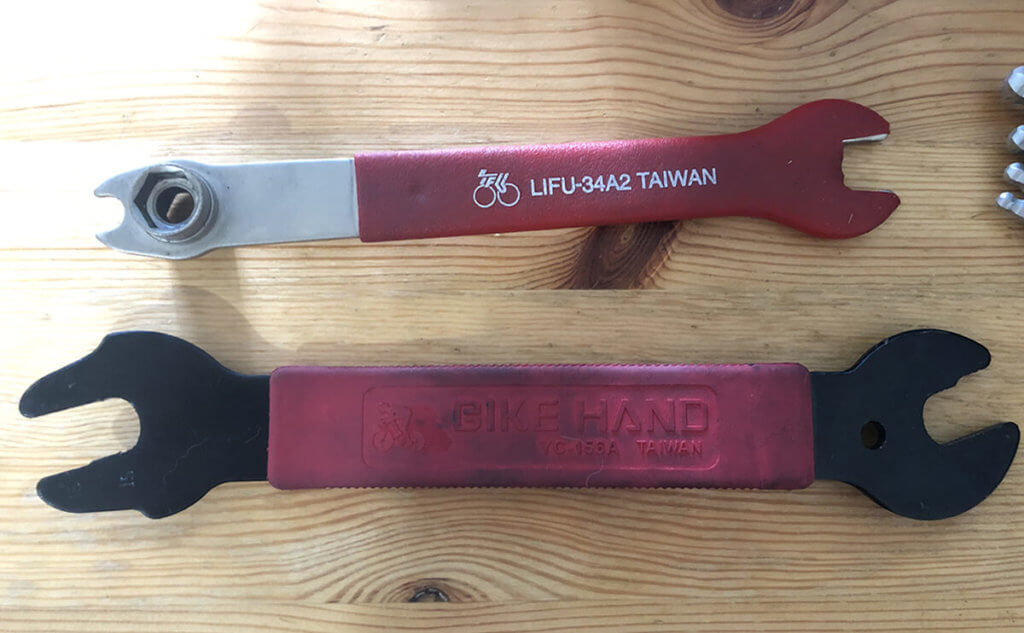 クロスバイクのメンテナンス用のスパナ